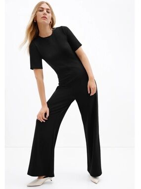 NWT Marcella Anna Jumpsuit
European Ponte Wide-Leg Jumpsuit in Black